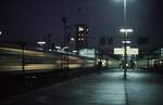 Während der totalen Sonnenfinsternis zwischen 12:32:57 und 12:35:17 Uhr am 11.08.1999 verlässt ein RE den Stuttgarter Hauptbahnhof.