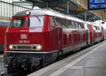 Baureihe 218:  Die starken Dieselmotoren der Baureihe 218 brummen auch noch im Jahre 2021  im alten und verwahrlosten Kopfbahnhof Stuttgart Hbf.,  der schon bald durch den Neubau ersetzt wird, an dem