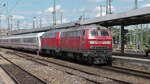 218 491-9 rollt mit einer weiteren Schwesterlok und einem Ersatzzug für den IC119 am 21.06.2021 in Stuttgart Hbf ein.