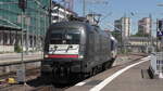 Die MRCE 182 597 (ES64 U2-097) erreicht am 01.06.2021 mit ihrem TRI-Ersatzzug nach Heilbronn den Stuttgarter Hauptbahnhof.