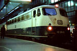 DB-Ellok 110 293-8 als  Nachtzug auf einem Gleis des Hauptbahnhofs Stuttgart 1983