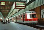 Und der Zug nach Nürnberg auf Gleis 16 des Stuttgarter Hauptbahnhofs wartet nicht länger!   614 023-0, noch sehr gepflegt, lädt seine Fahrgäste am 18.04.1984 auf eine schnelle