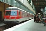 Zug der DB nach Nürnberg auf Gleis 16 des Stuttgarter Hauptbahnhofs, der sehr gepflegte 614 024-0 wartet dort auf seine Fahrgäste.