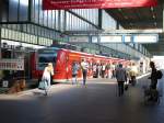 Blick in die Halle von Stuttgart Hbf, wo an Gleis 7 ein RE nach Heidelberg bereit steht.