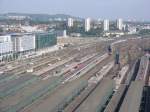 Stuttgart Hbf am 24.09.2005. Ausblick von der Aussichtsplattform des Turms am Empfangsgebude. Wenn die Plne zum Umbau des Bahnhofs Wirklichkeit werden, wrden alle Bahnanlagen, die hier zu sehen sind, verschwinden. Stattdessen wrde es einen unterirdischen Durchgangs-Bahnhof mit acht Gleisen geben, der zudem quer zur bisherigen Gleisfhrung liegen wrde. brig bleiben wrde nur das alte Empfangsgebude, whrend die dann gerumten Flchen fr die weitere Stadtentwicklung herangezogen werden sollen.