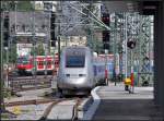 Im Vorfeldgewühle -     Ein TGV fährt in den Stuttgarter Hauptbahnhof ein, während eine S-Bahn ihren Tunnel verlassen hat und sich in Richtung Nordbahnhof auf den Weg macht.