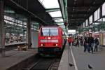 Einfahrt am 10.05.2013 von 146 207-6 mit einem RE nach Ulm Hbf in den Stuttgarter Hbf.