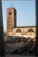 . Durch den Bauzaun geblickt - 

Nackt steht er da, der Bonatzbau mit dem Turm.

Stuttgart Hauptbahnhof, 07.09.2014 (Matthias)