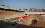 . Zum Abtransport bereit -

LKWs in der Bahnhofs-Baugrube in Stuttgart. Von hier führt eine Baustraße zum Logistikzentrum am Nordbahnhof, wo dann der Aushub auf die Bahn verladen wird.

08.04.2015 (Matthias)