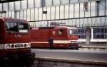 143 932-2 und 143 902-5 treffen sich Ende der 1990er Jahre im Stuttgarter Hauptbahnhof