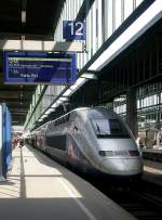 TGV 9574 steht am 04.04.2013 im Stuttgarter Hauptbahnhof abfahrbereit nach Paris Est