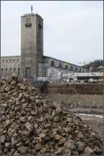 . Hoffentlich verwandelt sich der Turm nicht in einen Steinhaufen -

Ich weiß nicht ob inzwischen sicher geklärt ist, ob der Stuttgarter Bahnhofsturm auf Holz- oder auf Stahlpfählen steht. Bei Holzpfählen könnte es passieren, dass diese durch die Bauarbeiten und eindringende Feuchtigkeit morsch werden und der Turm in seiner Standfestigkeit gefährdet wäre.

06.01.2016 (M)