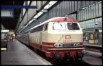 Stuttgart Hauptbahnhof am 23.6.1993:  Mit einer Silberlinge Garnitur aus Nürnberg stand um 8.41 Uhr die weinrote 218217 im Kopfbahnhof.