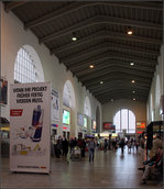 Früher nicht, sondern später oder gar nicht...

Wahrscheinlich wird es länger dauern, bis die Bahnsteige wieder in die Nähe des Kopfbahnsteiges rücken, vielleicht in andere Lage (tiefer und längs) oder wer weiß, auch wieder in der alten Anordnung und in die Grube kommen womöglich die Fernbusse.

Stuttgart Hbf, 13.06.2016 (M)