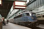 E-Lok 110 389-4 (DB) auf Gleis 14 des früheren Stuttgarter Hauptbahnhofs (1983)