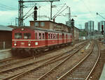 Museumszug der DB-Baureihe 465 fährt soeben auf Gleis 1 des Stuttgarter Hauptbahnhofs ein (31.05.1984)