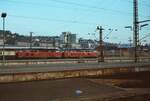 Hauptbahnhof Stuttgart (15.09.1983): Lokomotiven 218 215-2 und 218 301-0 (DB)