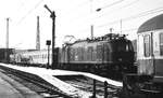 Hbf Stuttgart__116 044-7 mit NV-Zug wartet auf Ausfahrt im Hbf.__29-12-1976