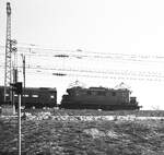 Hbf Stuttgart__E 44 mit NV-Zug beim Bw Rosenstein vor der Einfahrt in den Hbf.__29-12-1976