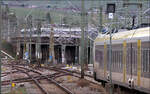 Kompliziertes Verzweigungsbauwerk - 

- am Ostkopf des Bahnhofes Stuttgart Bad Cannstatt. In diesem Bereich verzweigen sich kreuzungsfrei die hier im Linienbetrieb geführten S-Bahngleise neben den Fern- und Regionalbahngleisen in die Strecken nach Waiblingen (Remsbahn) und Esslingen (Filsbahn). Gleichzeitig wechseln die S-Bahngleise zur Remsbahn vom Linienbetrieb zum Richtungsbetrieb, wobei die S-Bahngleise an der Remsbahn außen liegen.

Dafür gibt es diese im Bild sichtbare Kreuzungsbauwerk. Auf der Brücke liegen die Fern- und Regionalbahngleise der Remsbahn, wo im Bild gerade ein Tri-Zug als MEX 13 erkennbar ist. Der rechts ins Bild fahrende Flirt 3 XL als RE 90 nach Nürnberg nutzte vom Hauptbahnhof her die S-Bahngleise und wird auf dem ganz linken Gleis unter dem Kreuzungsbauwerk hindurch fahren um dann kurz vor der Haltestelle Nürnberger Straße auf das Fern- und Regionalgleis der Remsbahn zu wechseln. Das zweite Gleis auf der linken Seite wird von der S1 in Richtung Esslingen befahren. Das Gegengleis der S1 unterfährt weiter hinten in einem Kurztunnel die vier Remsbahngleise, hier im Bild nicht sichtbar. 

Wie das Bild auch zeigt, werden die S-Bahngleise zum Teil von Regionalzügen mitbenutzt.

11.04.2024 (M)