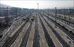 Der Abstellbahnhof in Stuttgart-Untertürkheim -     Blick vom Exzet-Steg auf den aktuellen Bauzustand des neuen Abstellbahnhofes in Blickrichtung Süden mit Untertürkheim im Hintergrund.