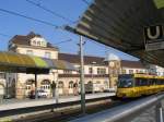 Vor dem Feuerbacher Bahnhof -

Moderne Architektur von Günter Behnisch, modernes Design von Herbert Lindinger vor altem Bahnhofsgebäude. 

Feuerbach Bahnhof 03.04.2005 (J)