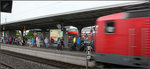 Pendler-Alltag in Bad Cannstatt -    Ein Zug fährt auf Gleis 4 ein.