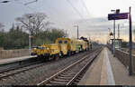 Der Stopfexpress 09-3X sowie eine Universalschotterplaniermaschine USP 2000 SWS von Plasser & Theurer werden durch den Bahnhof Teutschenthal auf Gleis 1 Richtung Angersdorf geschickt.