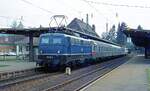 110 106, die einen Sonderzug nach Seebrugg gebracht hatte, wird am Schluß eines Eilzuges zurück nach Freiburg überführt. Titisee. 4.5.1979.