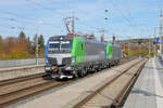 Nachdem 1293 902 und 1293 901 (A-RSAT) an mir vorbei gefahren sind, erscheinen die beiden fabrikneuen Lokomotiven in bestem  Fotolicht .
Traunstein, Donnerstag, 3. November 2022