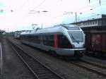Ein Triebzug mir unbekannter Baureihe und ohne Beschriftung steht in Trier Hauptbahnhof