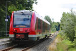 Triebwagen 623 017 am Haltepunkt Ueckermünde auf der Fahrt nach Pasewalk.