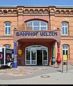 Hundertwasser-Bahnhof Uelzen:  Blick auf den Eingang zum Empfangsgebäude, das im Jahr 2000 als weltweites Projekt der Weltausstellung Expo 2000 nach dem Konzept des inzwischen verstorbenen