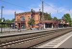 Hundertwasser-Bahnhof Uelzen:
Blick von Bahnsteig 102/103 auf das Empfangsgebäude. Kein Mensch ist zu sehen, denn alle Fahrgäste sind aufgrund sehr heißer Temperaturen in den Schatten geflüchtet.
[7.8.2018 | 13:49 Uhr]