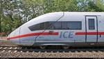 Seitlicher Blick auf die Front von 412 011 (Tz 9011) als ICE 881 von Hamburg-Altona nach München Hbf, der im Bahnhof Uelzen auf Gleis 101 steht.
[7.8.2018 | 14:19 Uhr]