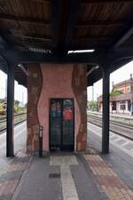 UELZEN (Landkreis Uelzen), 05.09.2021, auch dieser Aufzug wurde nach den Ideen und dem Konzept des österreichischen Künstlers Friedensreich Hundertwasser gestaltet; der Bahnhof wurde im Zuge