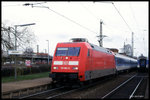 101062 mit IR 2571 nach Hannover am 22.03.1998 um 11.30 Uhr im Hundertwasser Bahnhof in Uelzen.
