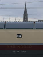 Die Seitenansicht der 101 112  Rheingold  vor dem Turm des Ulmer Münsters.