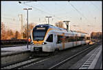 Bei Sonnenuntergang erreicht hier der Eurobahn ET 5.20 nach Dortmund am 2.3.2022 um 17.34 Uhr den Bahnhof Unna in Westfalen.