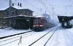 Ab September 1990 hatte die DB von der DR Lokomotiven der BR 243 für 800 DM pro Lok und Tag angemietet, die zunächst auf der Schwarzwaldbahn eingesetzt wurden. Bei starkem Schneetreiben kommt die schon DB-konform umgezeichnete 143 935-5 im Februar 1991 im Bahnhof Villingen an.