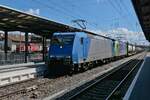 185 527-9 und 485 527-9 durchfahren am 21.08.2022 den Bahnhof von Villingen (Schwarzwald)