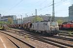 Ausfahrt am 12.04.2017 von akiem/saarrail BB 37018 mit dem leeren Flüssigeisenzug (Völklingen - Dillingen Hochofen) aus dem Startbahnhof in Richtung Norden.