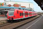 Zwischenhalt am 12.04.2017 von 425 627-7 als RB70 (Kaiserlautern Hbf - Merzig (Saar)) im Bahnhof von Völklingen, um gleich weiter gen Zielbahnhof zu fahren.