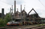 261 306 mit Torpedopfannenwagen im Bahnhof Völklingen.
Die Aufnahme vor dem Weltkulturerbe entstand am 4. Juli 2012.