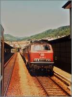 Mein Beitrag zum Abschied des Dieselbetriebes auf der Hochrheinbahn, auch wenn dieses Bild nun schon 42 Jahre alt ist: Damals konnte man von wenigen Ausnahme abgesehen in praktisch allen Reisezugwagen die Fenster öffnen und somit auf der Bahnfahrt ziemlich ungehindert fotografieren ohne Auszusteigen. Ich war wohl auf deer Fahrt von Basel Bad. Bf nach Schaffhausen, als mein Zug den Bahnhof von Waldshut verliess und ich eine gute Sicht auf die DB 218 288-9 mit ihrem Nahverkehrszugs aus einem älteren Gepäckwagen und drei Silberlingen hatte. Der Zug wartet wohl die Abfahrt des unseren, schnelleren Zugs ab, um dann ebenfalls ostwärts zu fahren. 
Damals war der Bahnhof von Waldshut noch mit Formsignalen ausgestattet, wie man andeutungsweise im Hintergrund erkennen kann.

Analogbild vom 9. Mai 1984