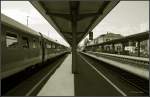 Schmales Bahnsteigdach -     S/W-Impression des Bahnhofes Waldshut.