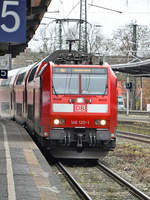 Die Elektrolokomotive 146 120-1 zieht Anfang Dezember 2019 den RE2 in Richtung Münster Westfahlen, hier bei der Ankunft am Hauptbahnhof Wanne-Eickel.