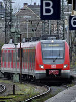 Der Triebzug 422 562-9 Anfang Dezember 2019 bei der Einfahrt in Wanne-Eickel.