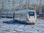 Ein ICE4 (9006) im Februar 2021 nach der Durchfahrt am Hauptbahnhof Wanne-Eickel.