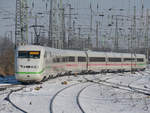 Ein ICE2 (808 023) im Februar 2021 kurz vor der Durchfahrt am Hauptbahnhof Wanne-Eickel.